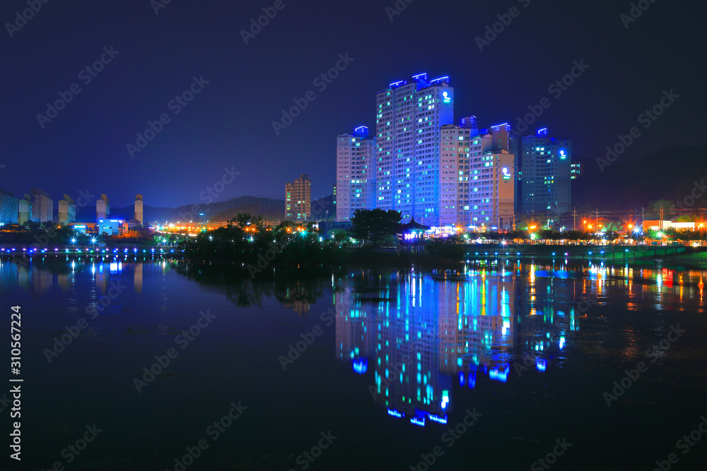 Fototapeta premium 아파트가 보이는 아름다운 야경