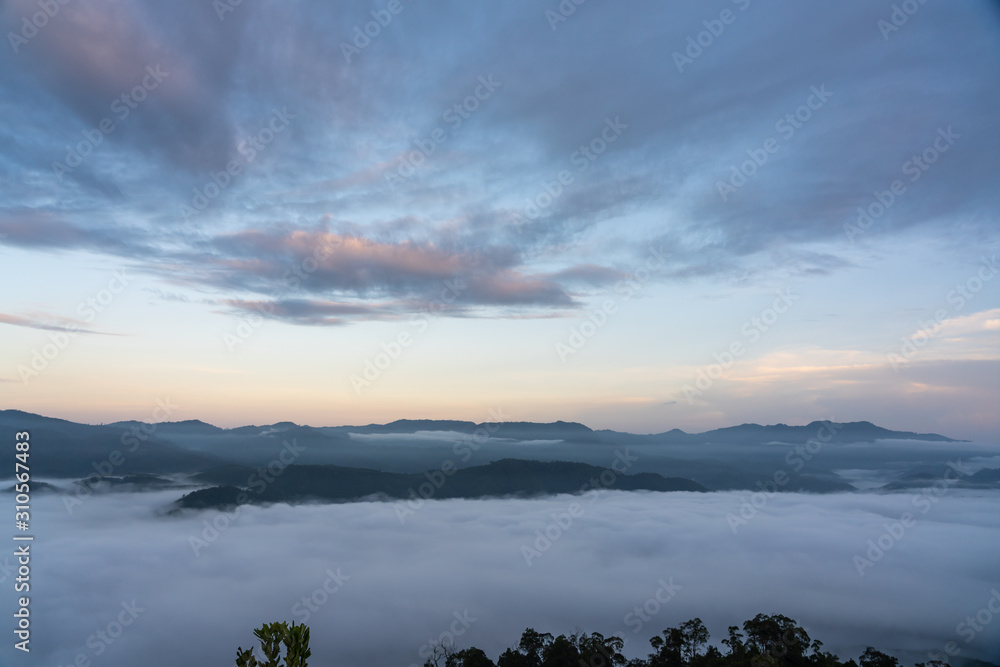 Obraz premium Beautiful view of sea of mist at AyersWeng
