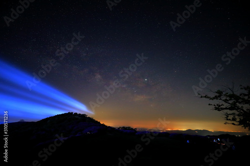 Wallpaper Mural 은하수가 보이는 밤 하늘의 아름다운 풍경 Torontodigital.ca