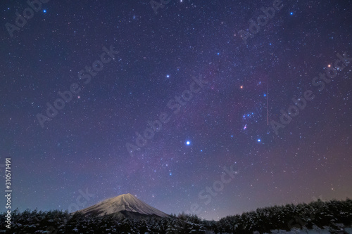 富士山とオリオンと流れ星