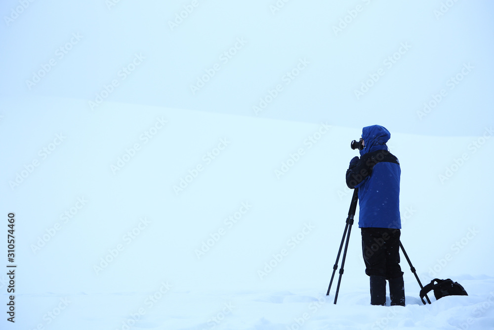 冬景色を撮影するカメラマン