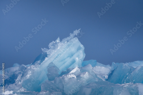 байкальский лед и синее небо