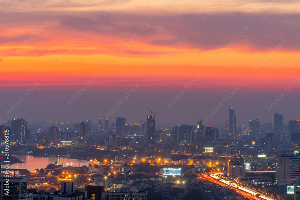 Obraz premium Miasto Bangkok, stolica Tajlandii, jest pokryte zanieczyszczeniem powietrza, co powoduje niejasny obraz i niezdrową atmosferę w godzinach zmierzchu