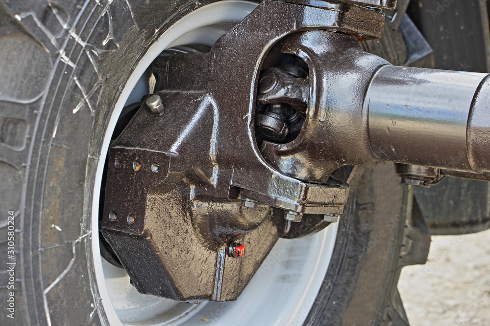 Double cross cardan joint and wheel gear reducer on steering knuckle