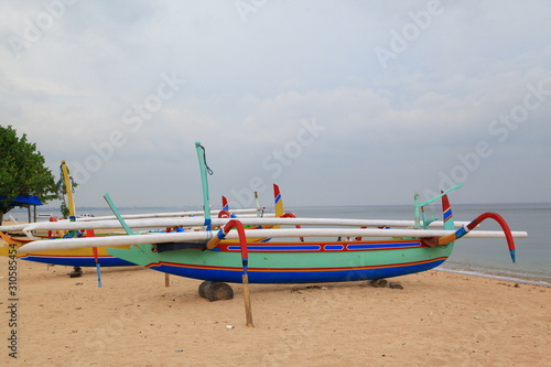 Fototapeta Naklejka Na Ścianę i Meble -  Traditional balinese dragonfly boat on the beach