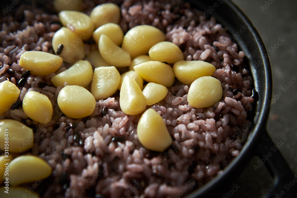 Steamed red rice and garlic Steamed red rice and garlic