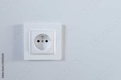 białe gniazdko elektryczne photo
