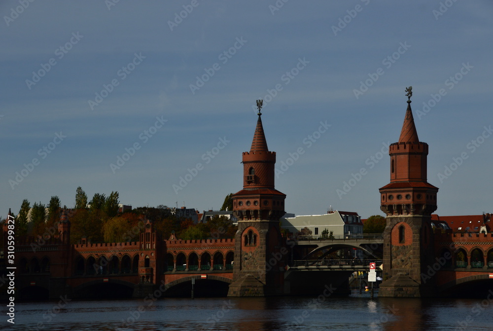 Fototapeta premium Oberbaumbrücke Friedrichshain / Kreuzberg, Berlin