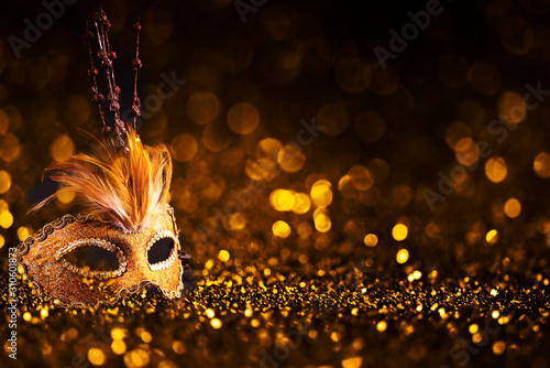 фотографія Luxury venetian mask on dark godlen bokeh background