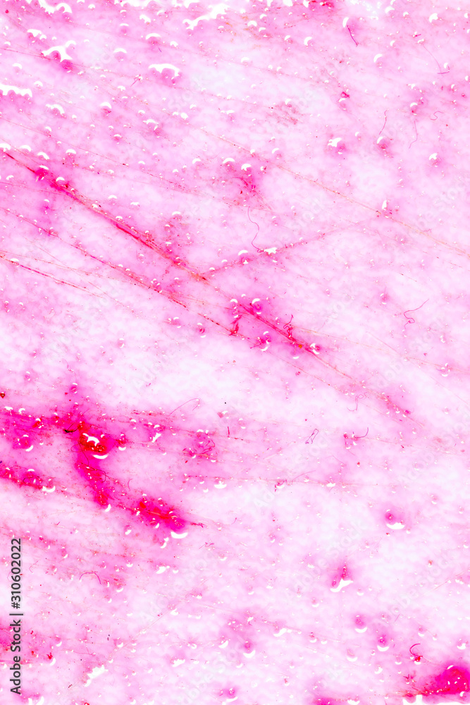 Obraz premium Pomegranate juice on a plastic board as an abstract background