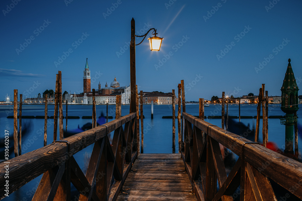 Holzsteg in Venedig am Abend Blick auf San Giorgio Maggiore 