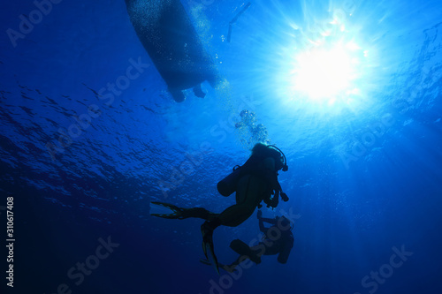 Scuba divers on safety stop © aquapix