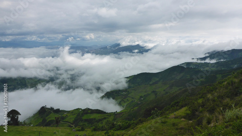 Nebel - Wolken in einem Tal in den Anden - Ecuador