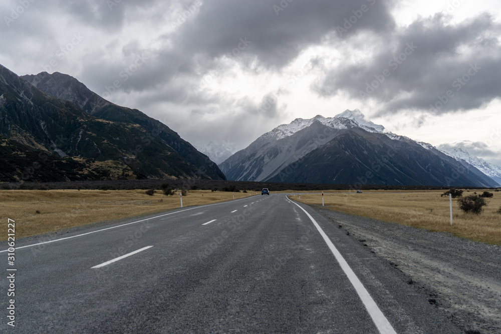 Naklejka premium Empty road under the cloudy sky in Mountain cook