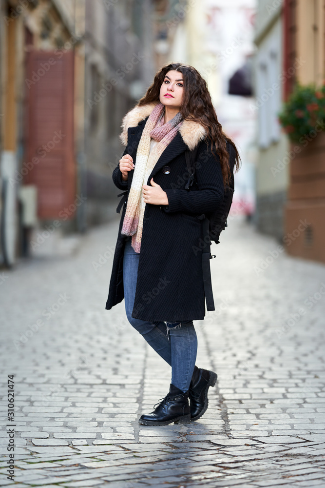Fototapeta premium Tourist in an old town