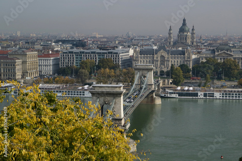 ブダペスト ブダ王宮から見下ろすドナウ川とセーチェニ鎖橋、聖イシュトヴァーン大聖堂の遠景