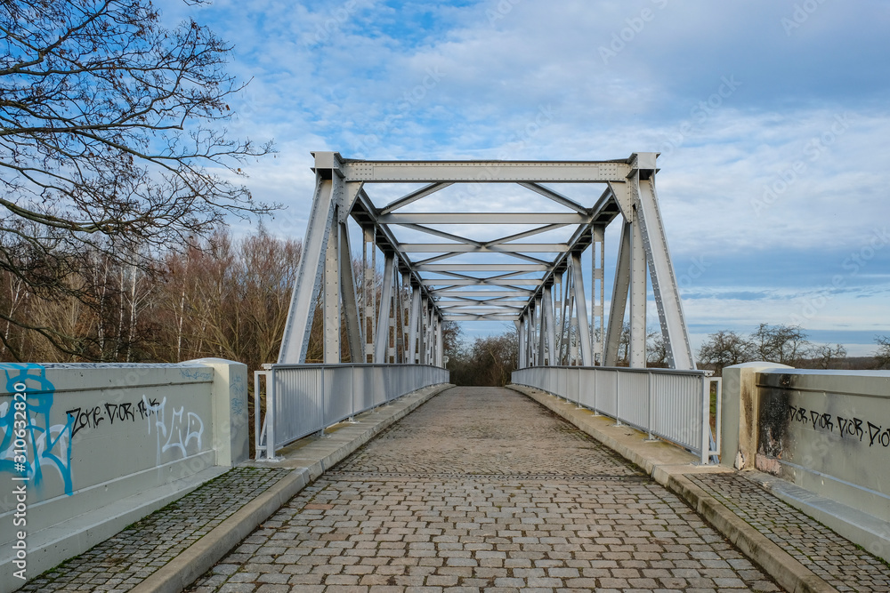 Fototapeta premium Brücke über den Saale Leipzig Kanal Saale Elter Kanal
