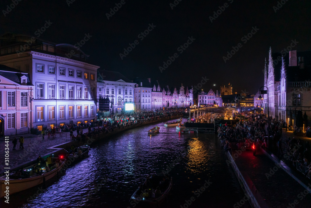 Nachtansicht von Konzertveranstaltung am Kanal mit alten Gebäuden