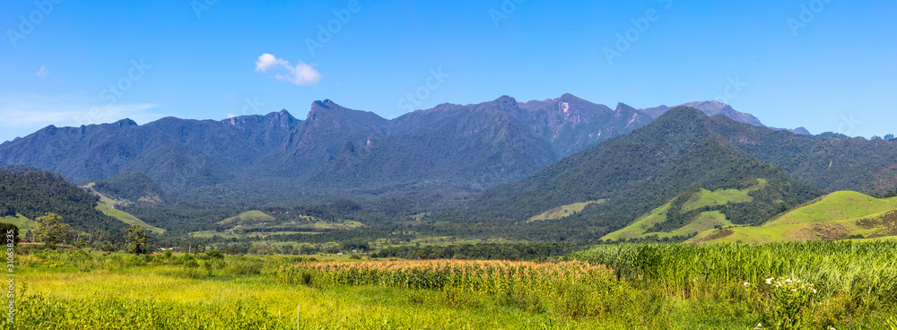 Vale verde com montanhas - Serra da Mantiqueira - Estado do Rio de Janeiro