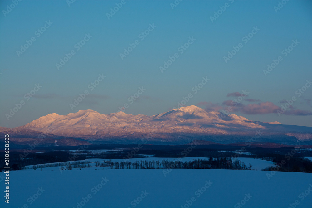 夕陽を反射する雪山　大雪山