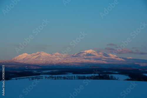 夕陽を反射する雪山 大雪山