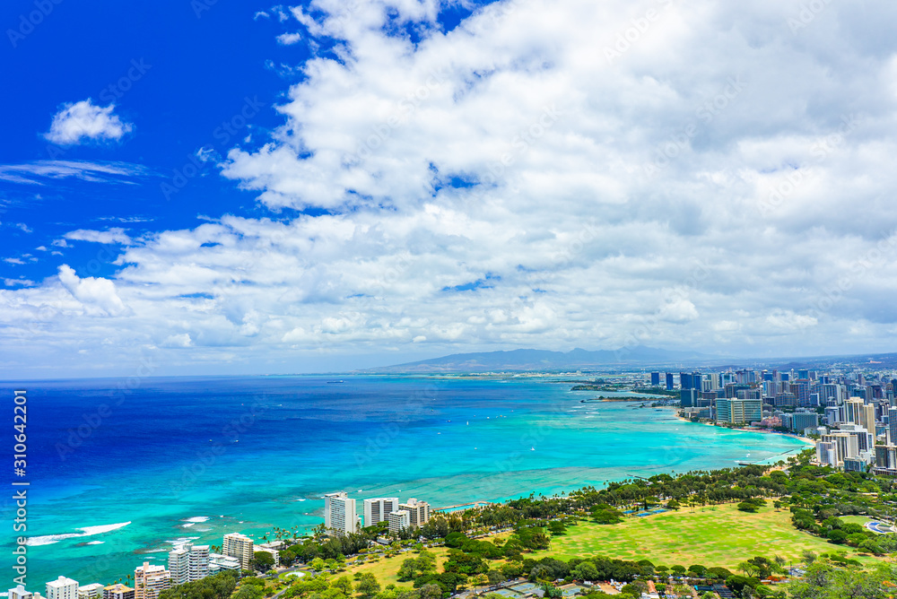 Waikiki Beach and The Overview of the top of Diamond Head in Hawaii, ハワイ　ダイヤモンドヘッドの上から見るワイキキビーチ