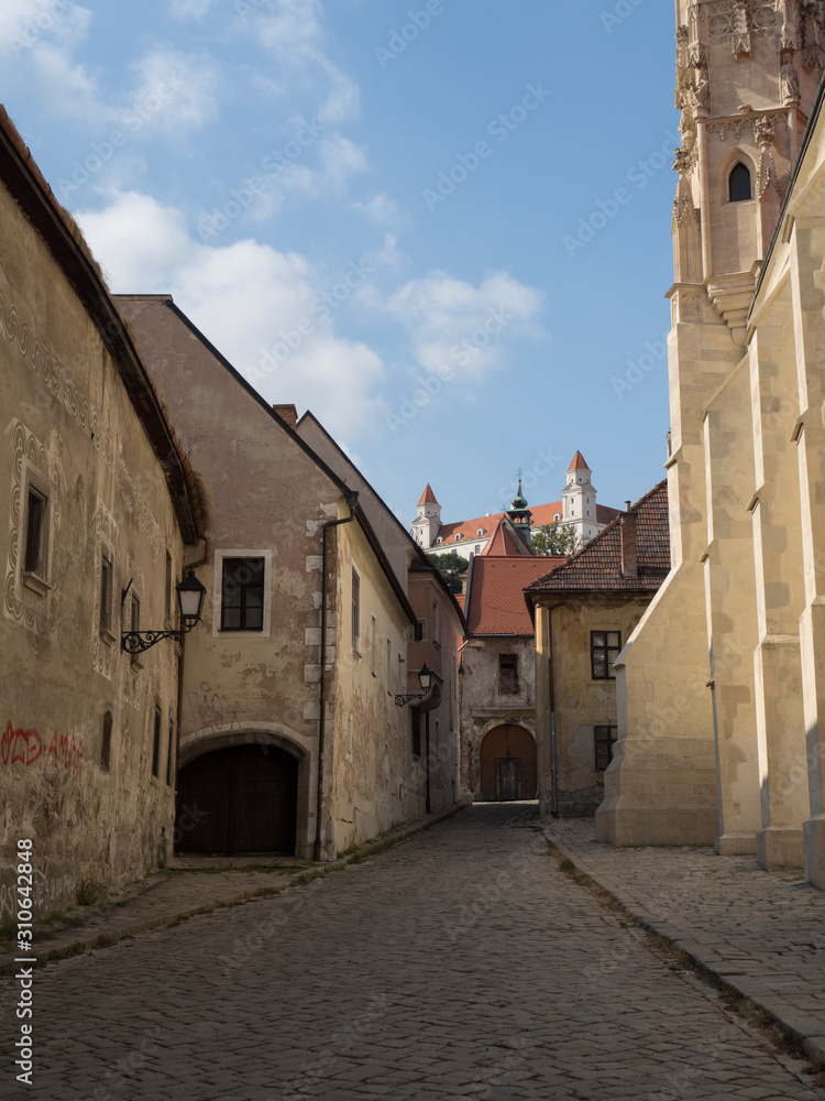 Fototapeta premium Ruelle étroite dans la Vieille Ville de Bratislava - Slovaquie