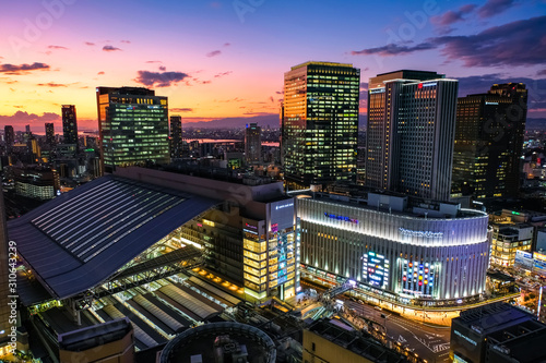 Tableau sur toile 梅田 大阪駅 夕暮れ 阪急グランドビルから