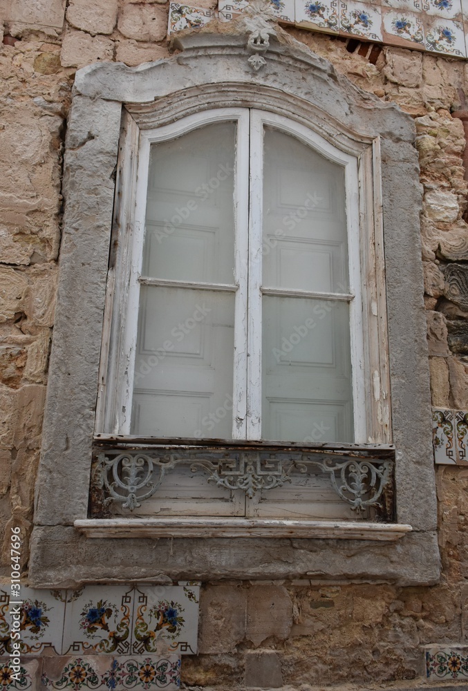 Obraz premium old window in stone wall