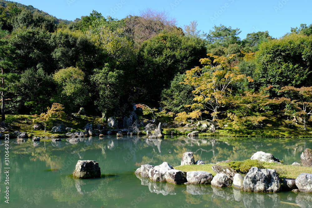 京都大本山天龍寺の紅葉し始めた日本庭園の風景