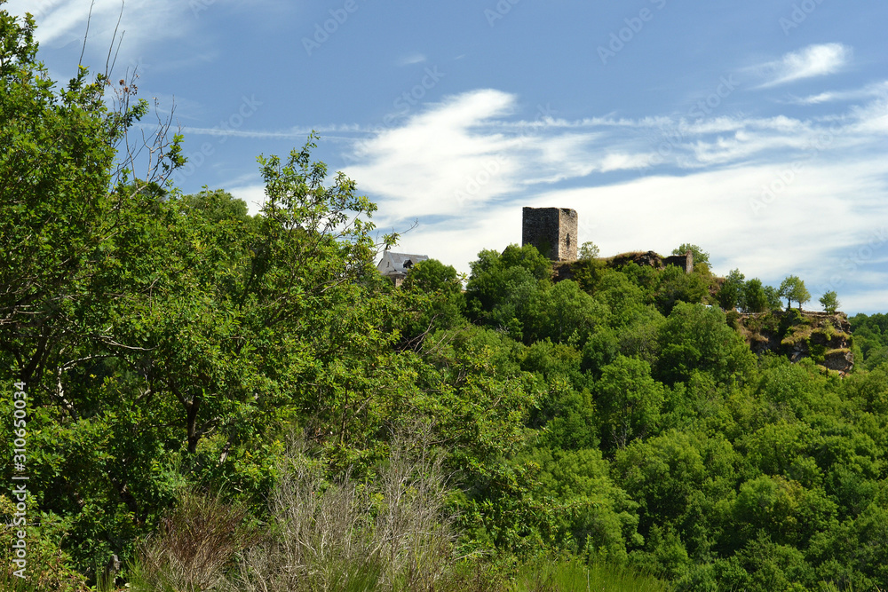 Ruines du château de Mandailles près du lac de Castelnau, Lot, France