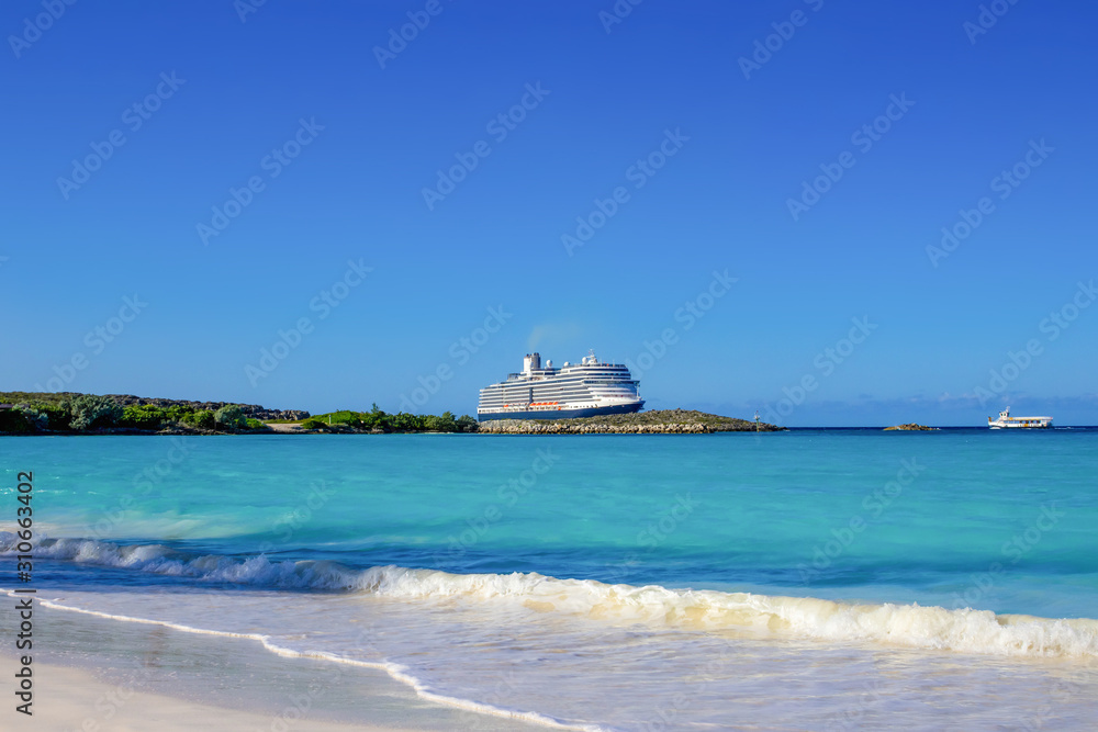 Obraz premium The view of empty beach on Half Moon Cay island at Bahamas.