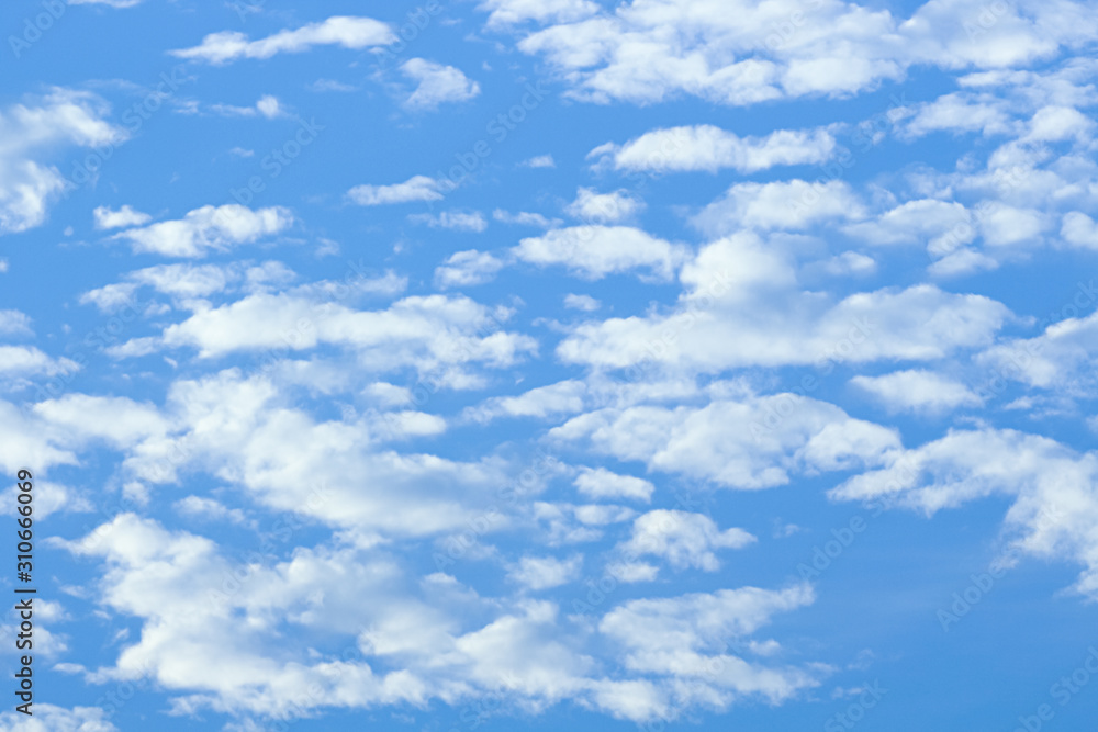 Naklejka premium sky with cloudy as a background wallpaper, pastel sky wallpaper