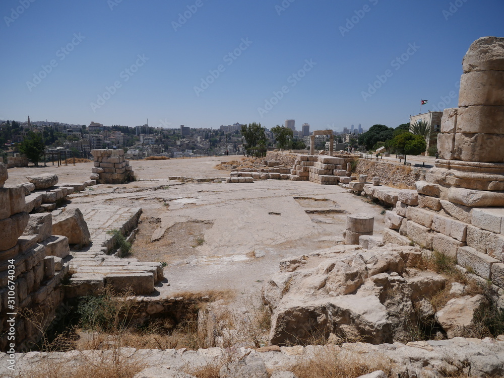 Obraz premium Tall majestic pillars of the ruins of the Roman site of Amman Citadel on a hill in the city center of the capitol of Jordan