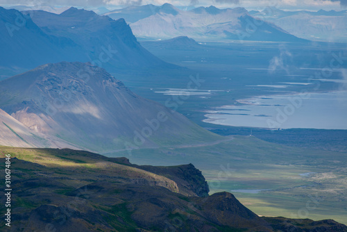 Berge und Meer auf Island, Blick in die Weite der Landschaft