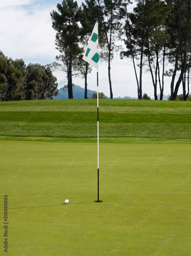 Obraz premium Golf Flag And Ball On Course