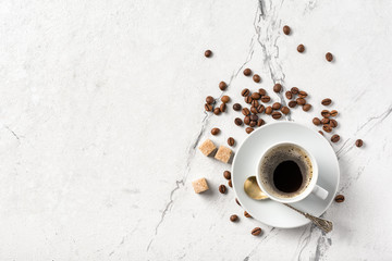 Küchenrückwand glas motiv Kaffee und Kaffeebohnen Morgens schwarzer Kaffee mit Zucker in weißer Tasse  © viktoriya89