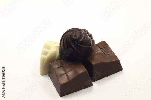 assortimento di cioccolatini di vari gusti e forme photo