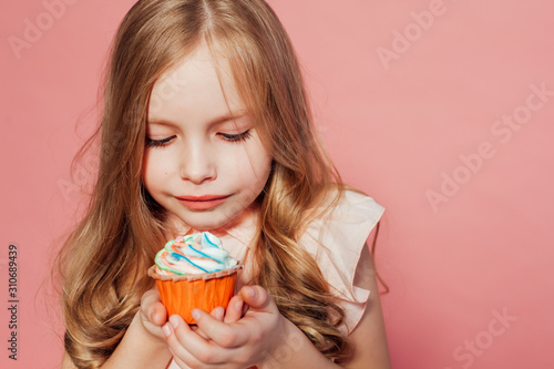 Foto little girl eating cake with cream cupcake sweet