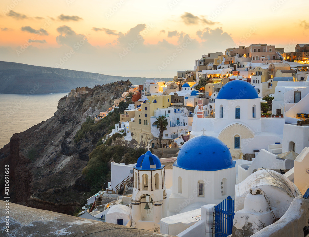 Fototapeta premium Piękny zachód słońca w miejscowości Oia na wyspie Santorini