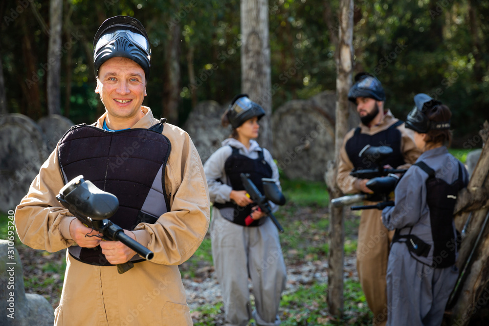Fototapeta premium Męski gracz paintball gotowy do gry