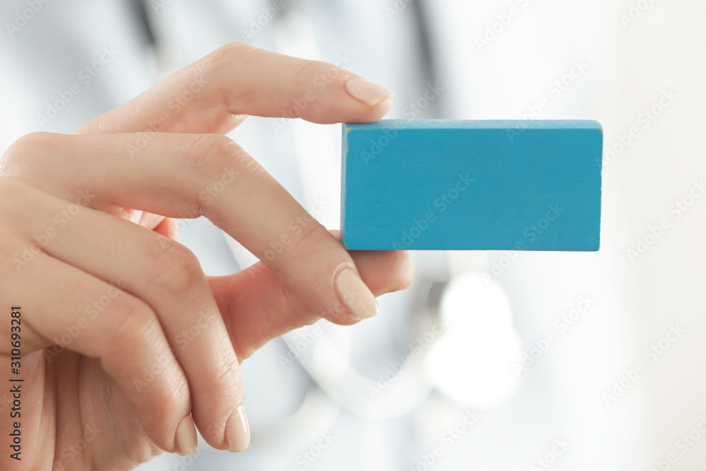Obraz premium Close up image of medical worker holding blank card, health care and medicine concept with copy space