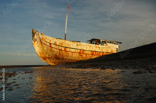 Εκτύπωση καμβά Traditional fishing vessels that still use traditional fishing gear, this boat is made of wood that is resistant to sea water