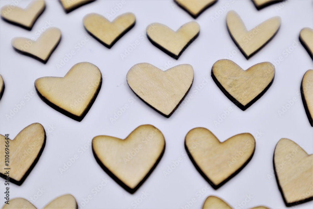 Obraz premium Valentines Day or wedding lovely concept wooden hearts with colorful paper flower background