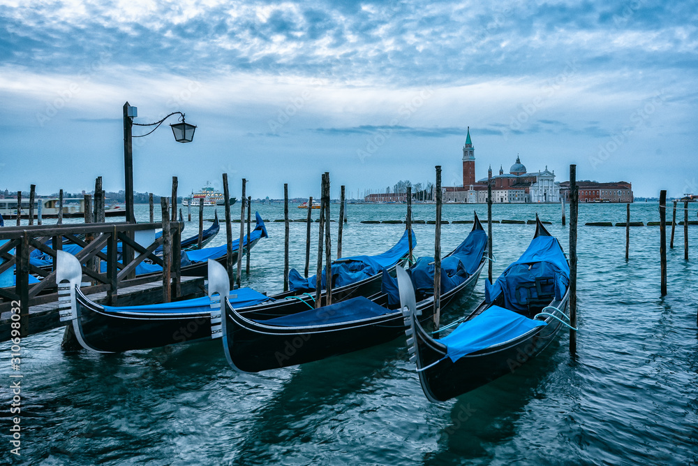 Drei Gondeln vertaut an einem Steg in Venedig