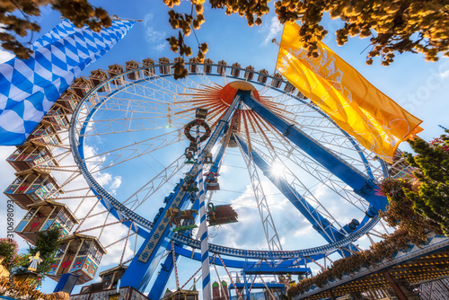 Riesenrad auf dem Münchner Oktoberfest vor blauem Himmel