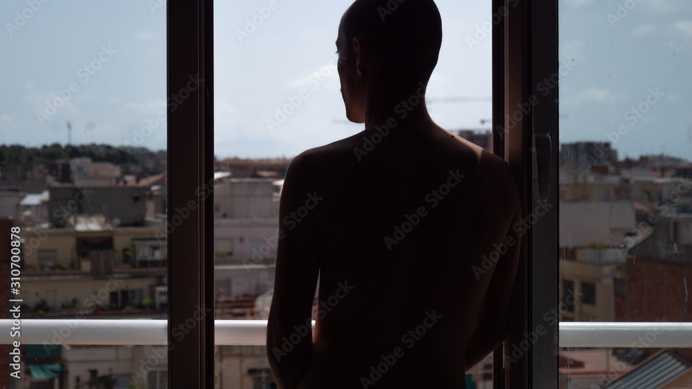 Espalda desnuda y silueta de joven con la cabeza rapada Espalda desnuda y silueta de joven con la cabeza rapada