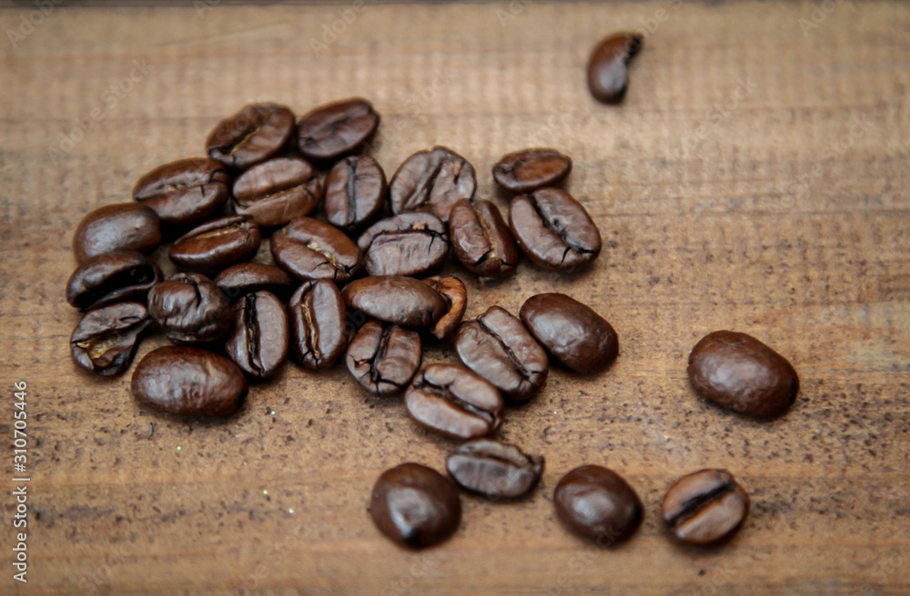 Fototapeta premium Kaffebohnen die auf einem Brett ausgeschüttet sind