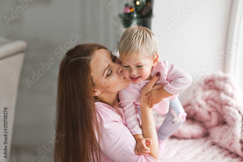 Cuadro en lienzo Mom kisses little daughter on the cheek 2079.