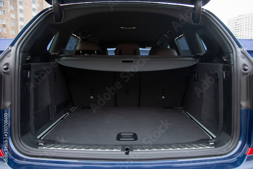 empty roomy open trunk of modern crossover car, copy space, Rear view of a car with an open trunk, close up, soft focus, blurred background
